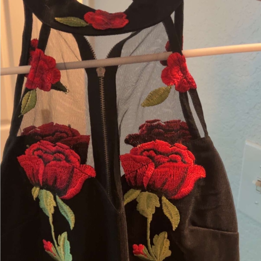 Black rose crop top